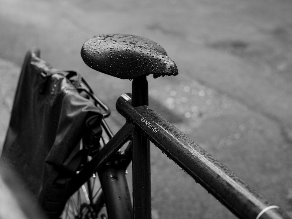 rueda de bicicleta negra en fotografía en escala de grises