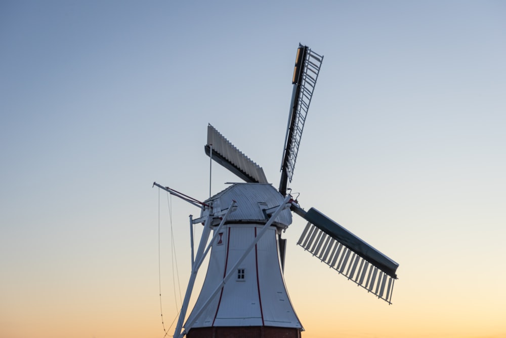 Schwarze Windmühle unter blauem Himmel tagsüber