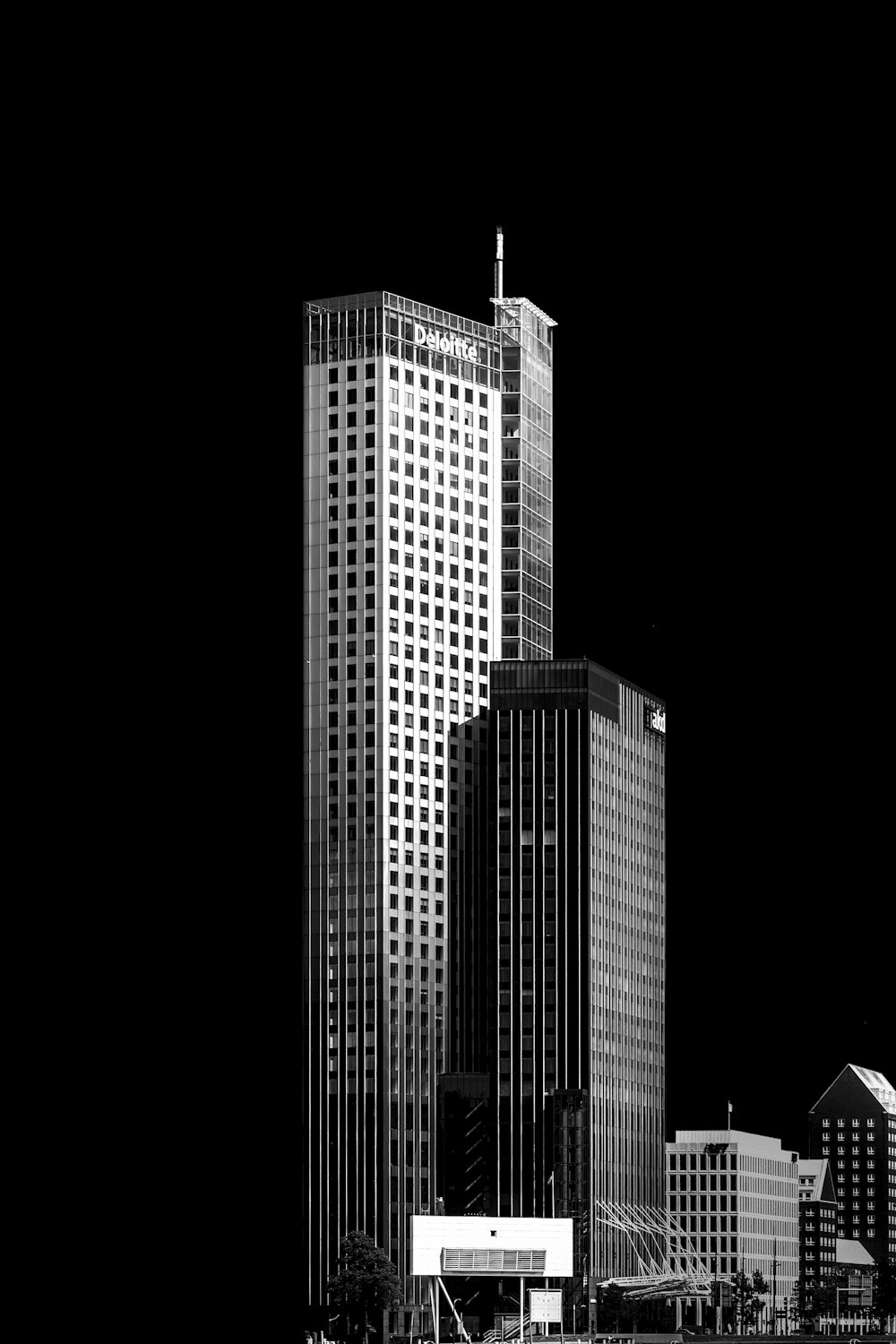 Edificio de gran altura blanco y negro