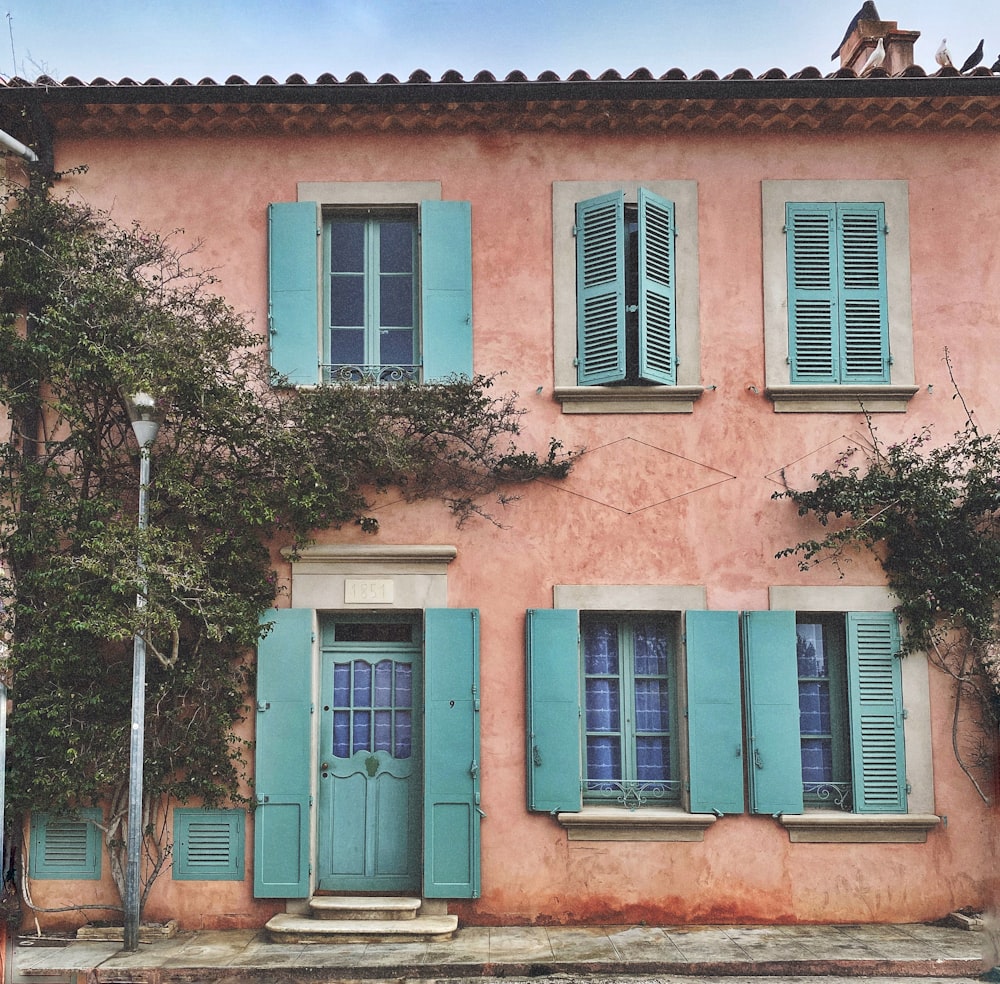 Bâtiment en béton bleu et brun