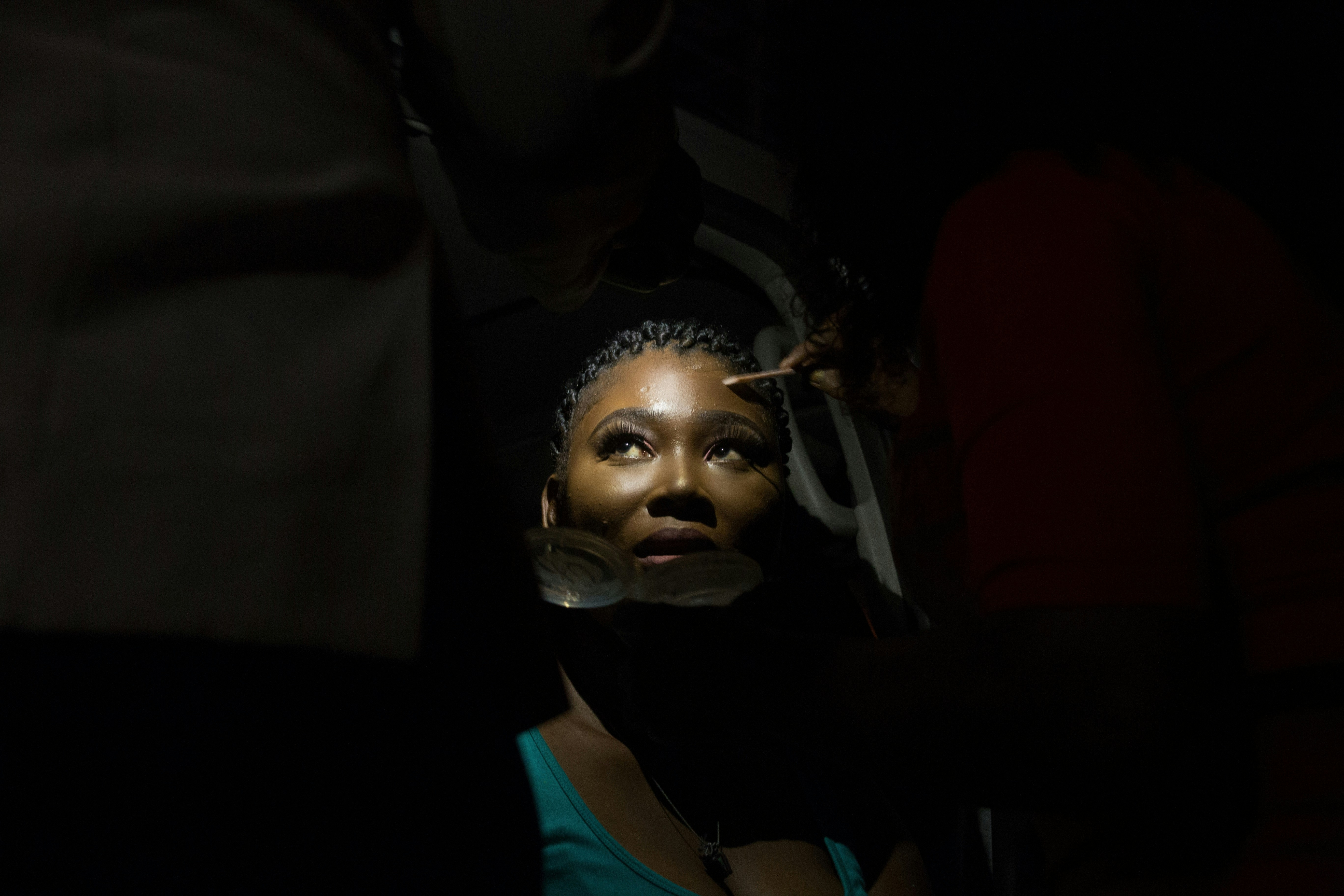 persona che indossa una maschera bianca e una canotta blu