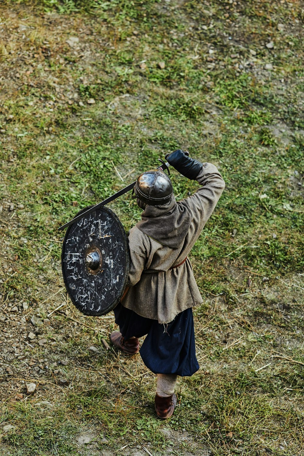 Person in brauner Jacke mit schwarzem Rundmetall