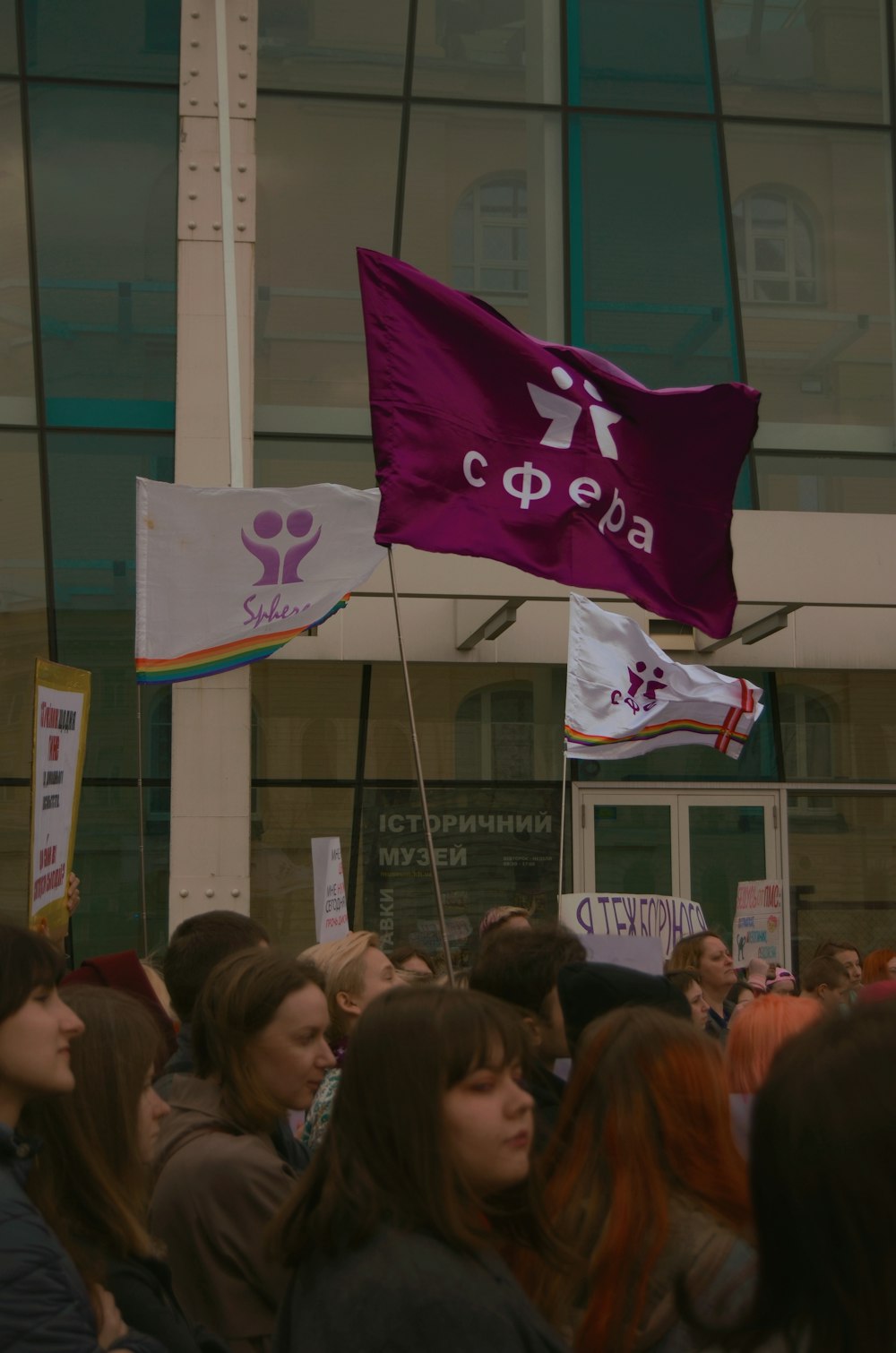 a large group of people standing outside of a building