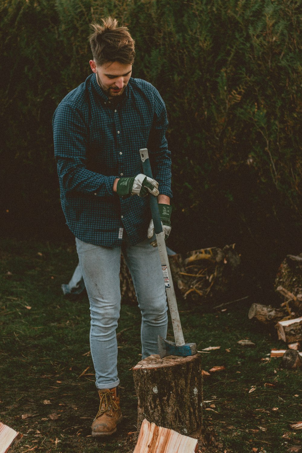 Man in green and black plaid dress shirt and gray denim jeans holding black  dslr camera photo – Free France Image on Unsplash