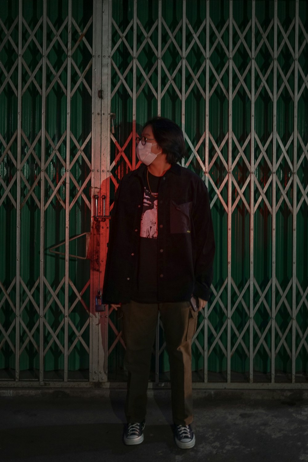 Foto de hombre con chaqueta roja y negra junto a una puerta de metal verde  – Imagen gratuita Verde en Unsplash