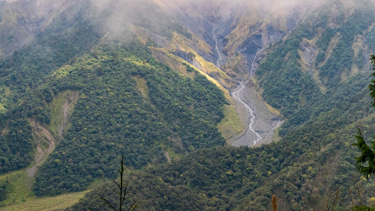 雲霧湧進太平山區的山谷，山坡上可見崩塌地與溪床