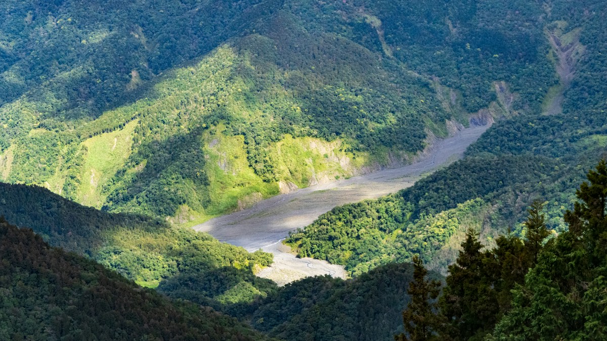 從太平山上往下俯瞰的深谷，兩側山坡是茂密森林，谷底是寬闊的溪床