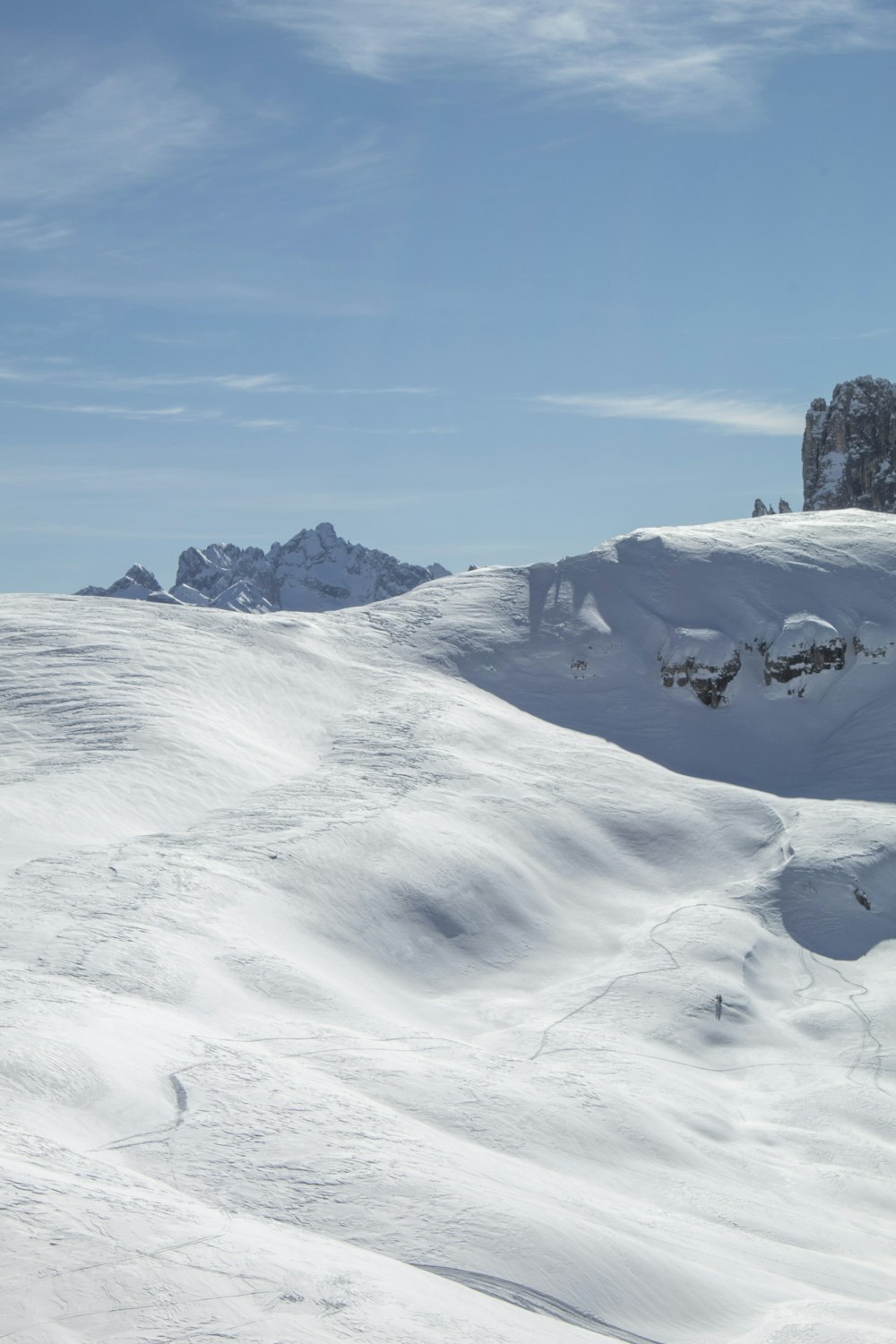 Montaña cubierta de nieve bajo el cielo azul durante el día