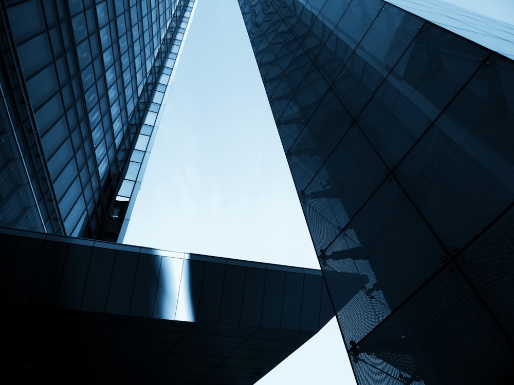 Edificio de gran altura con paredes de vidrio blanco y negro