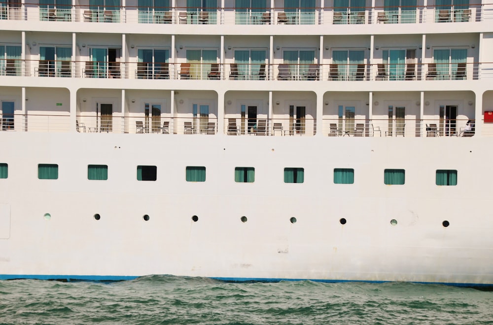 navio de cruzeiro branco e azul no mar azul durante o dia