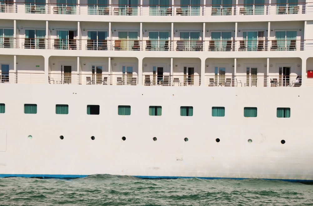 Crucero blanco y azul en el mar azul durante el día