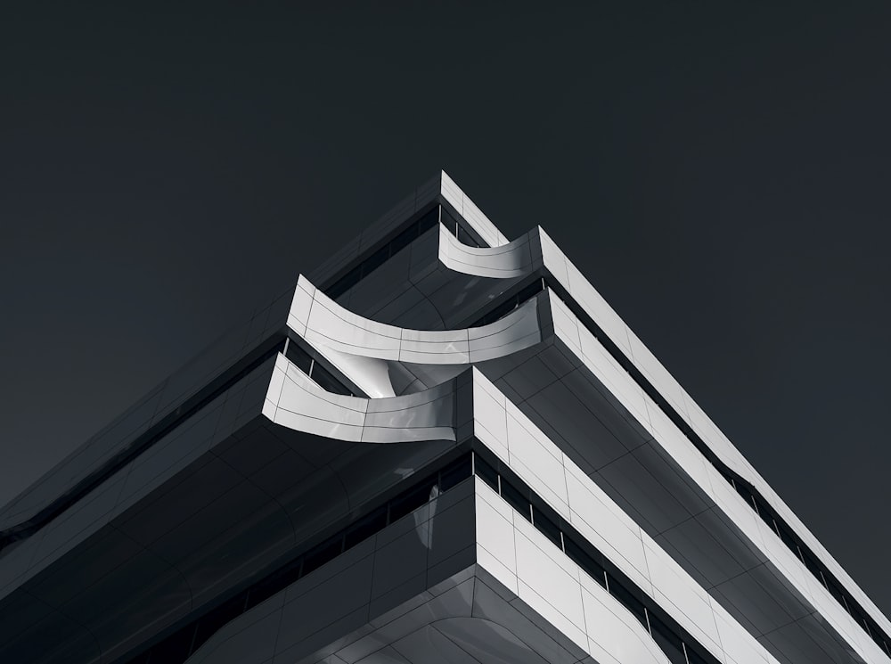 야간에 흰색 콘크리트 건물