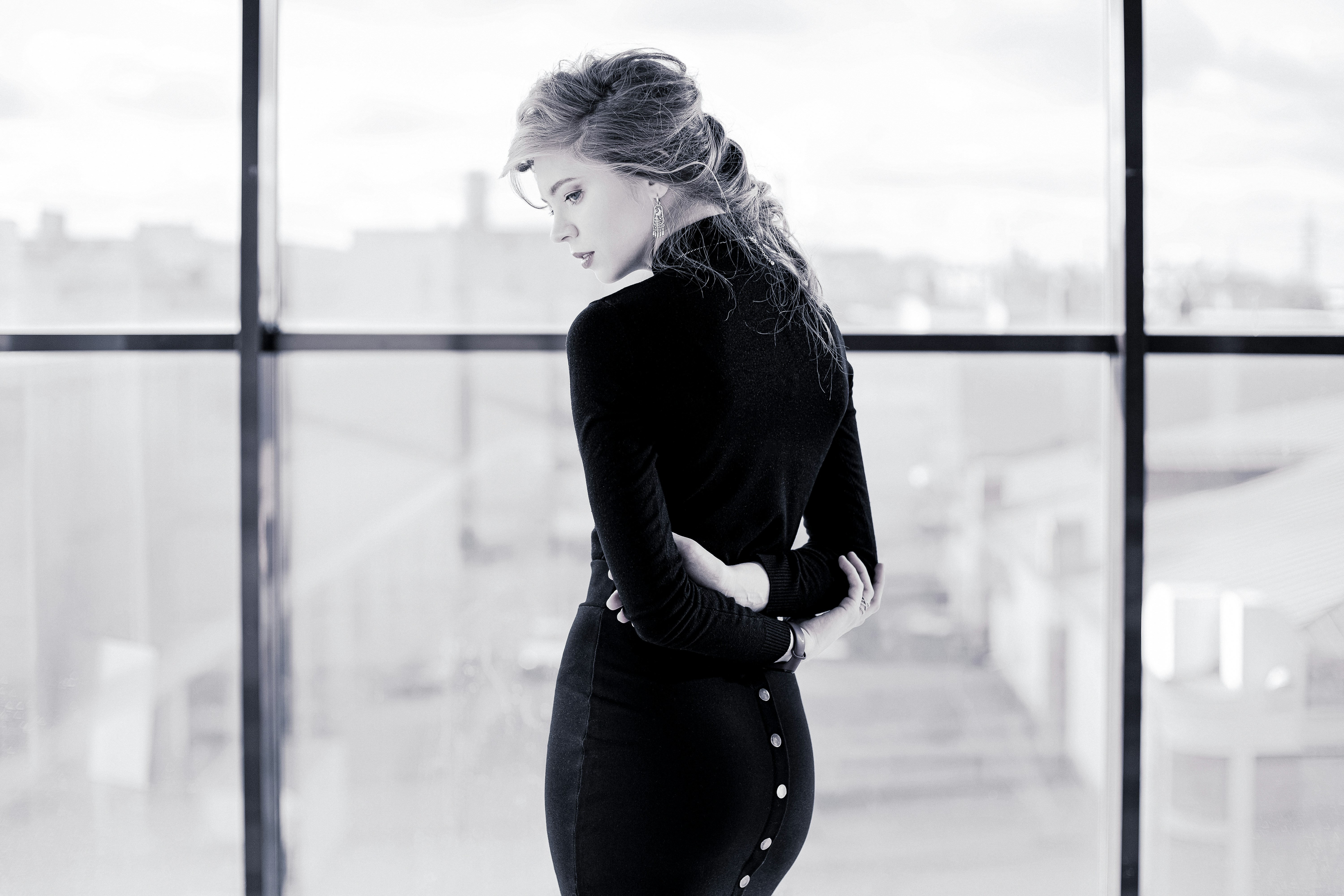 woman in black long sleeve shirt and black pants