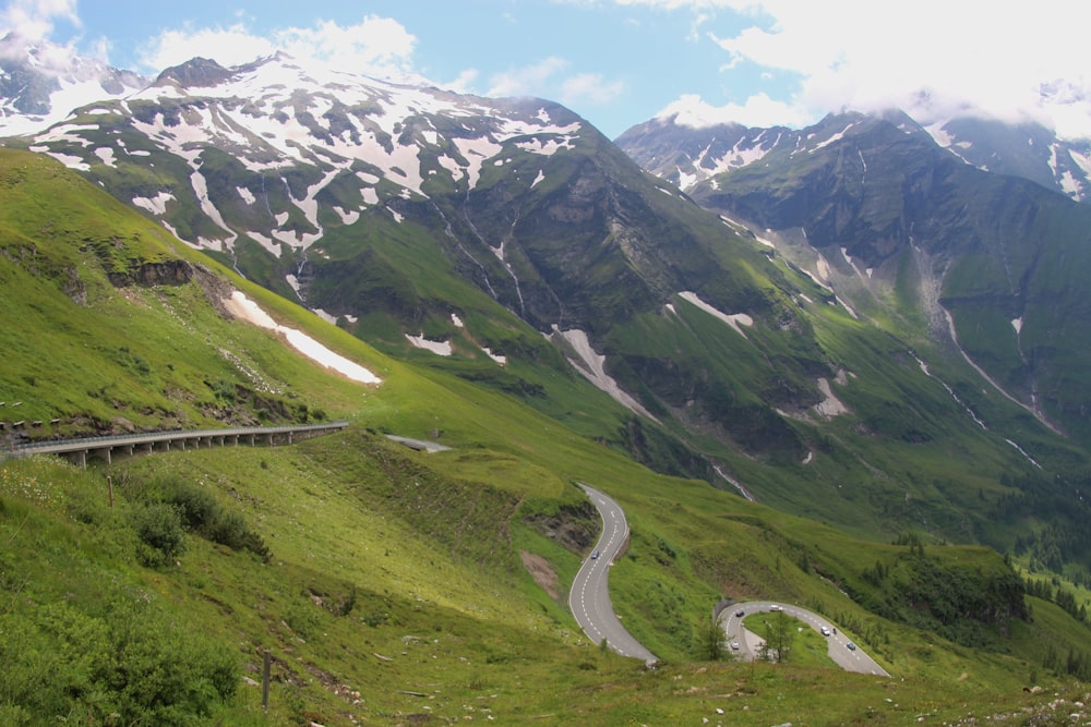 montagnes vertes et blanches sous un ciel blanc pendant la journée