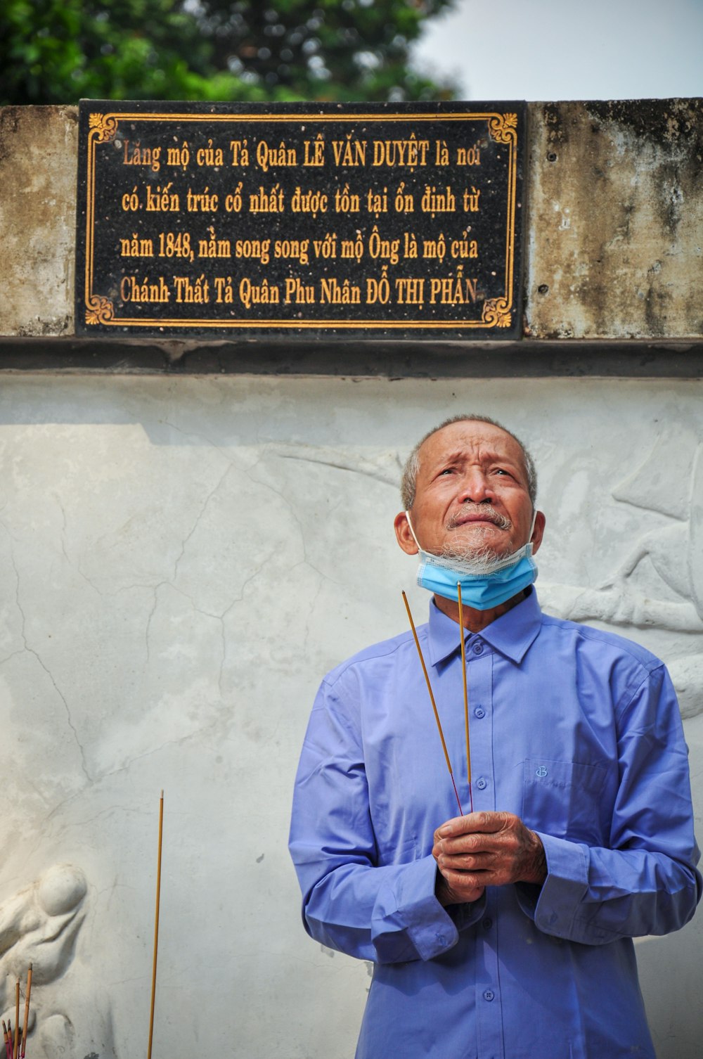 man in blue and white mask