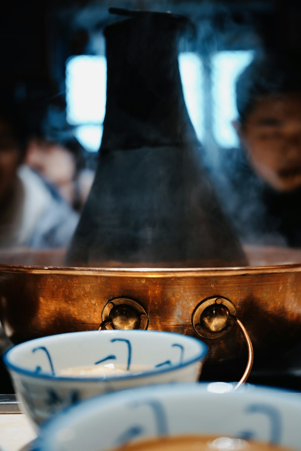 Tasse en céramique blanche sur table