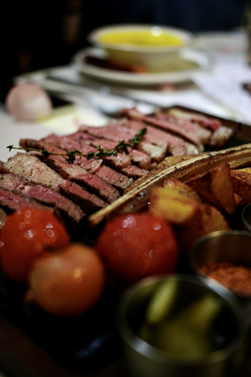 gegrilltes Fleisch auf weißem Keramikteller