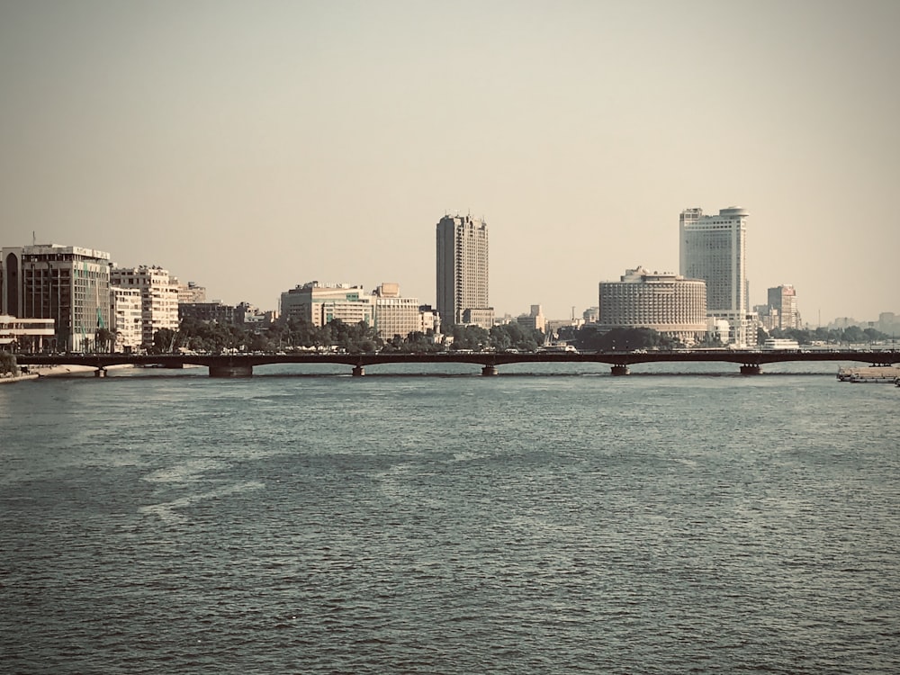 Ligne d’horizon de la ville à travers le plan d’eau pendant la journée