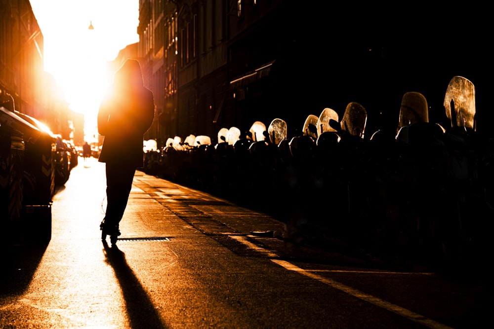 hombre con chaqueta negra caminando por la calle durante el día