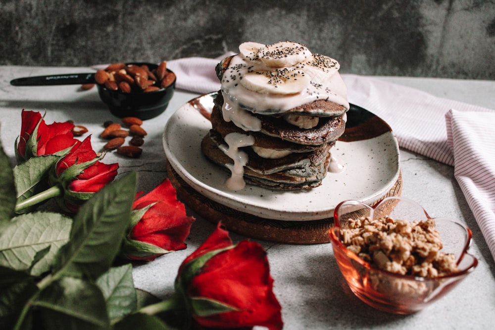 Schokoladenkuchen auf weißem Keramikteller