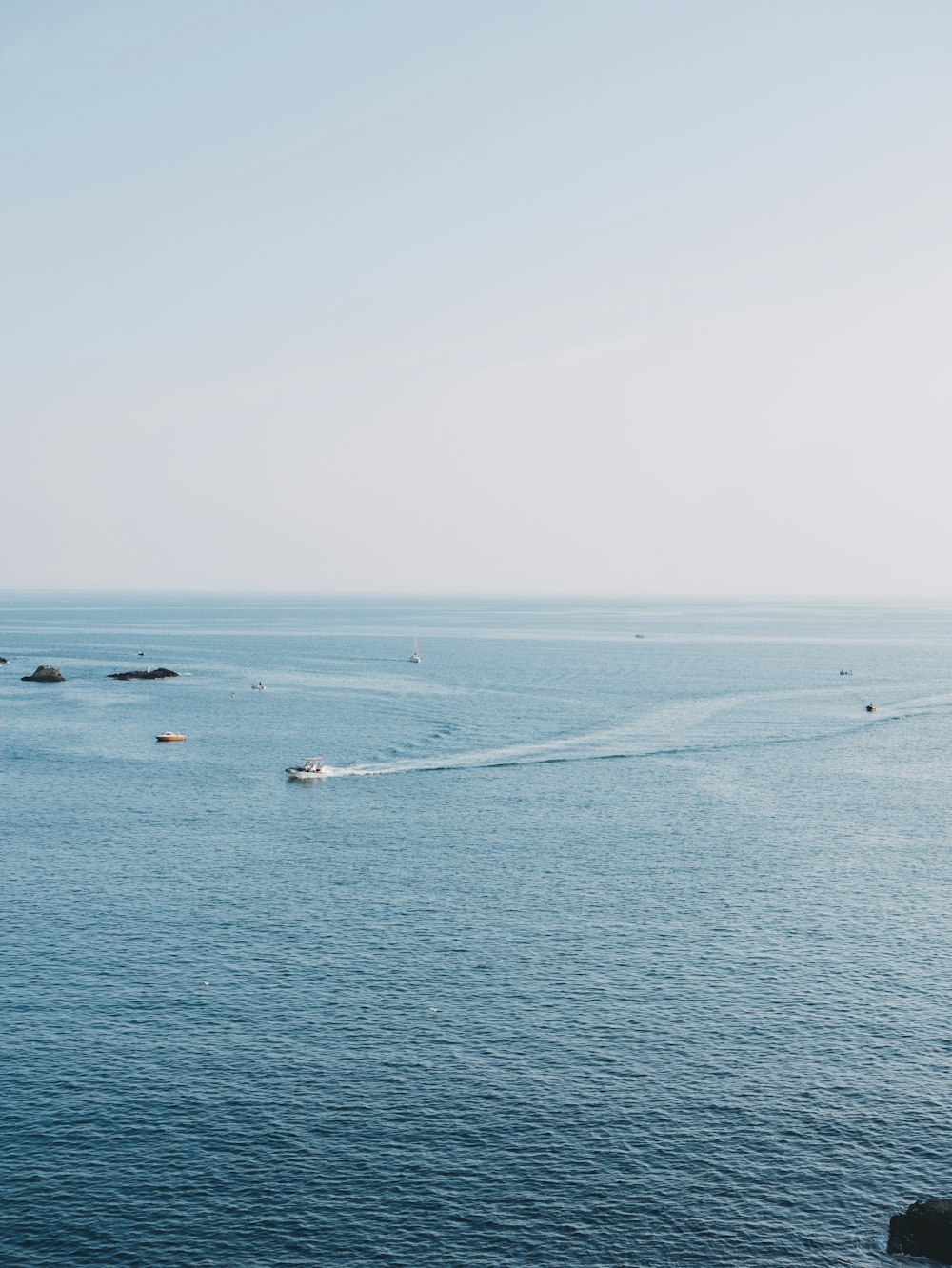 昼間の海上に浮かぶ白い船