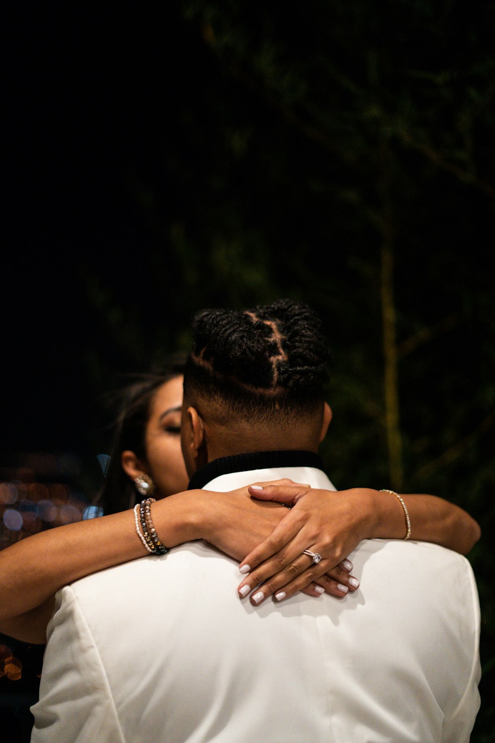 homem na camisa branca que abraça a mulher no vestido branco