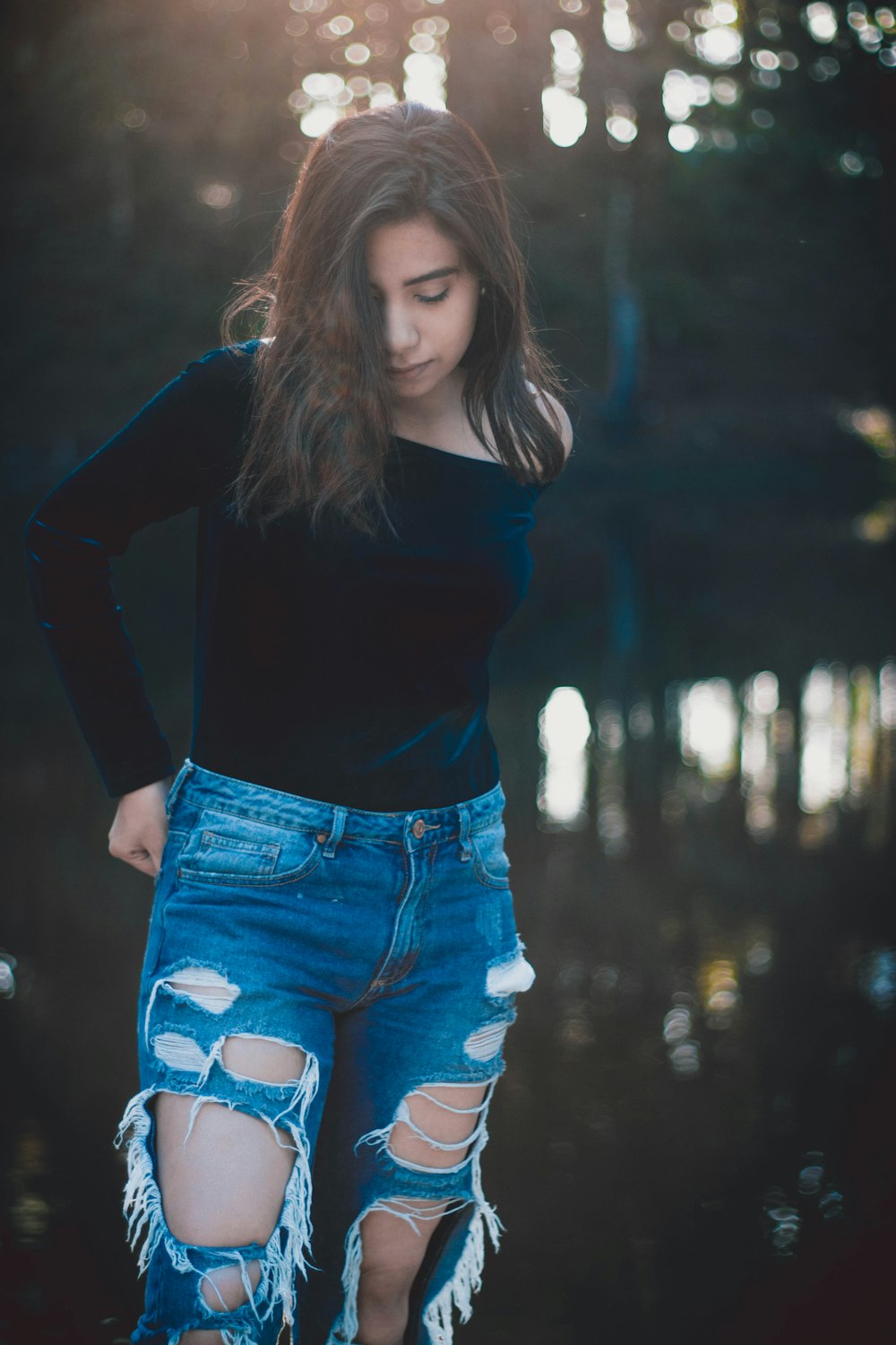 Foto mujer con camisa negra de manga larga y pantalones cortos de mezclilla  azul – Imagen Bermudas gratis en Unsplash