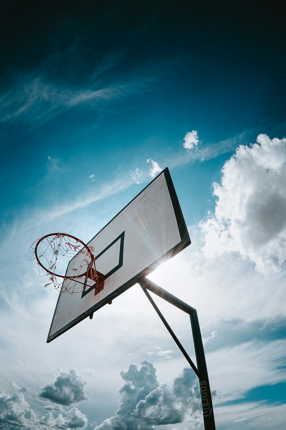 aro de baloncesto bajo el cielo azul durante el día