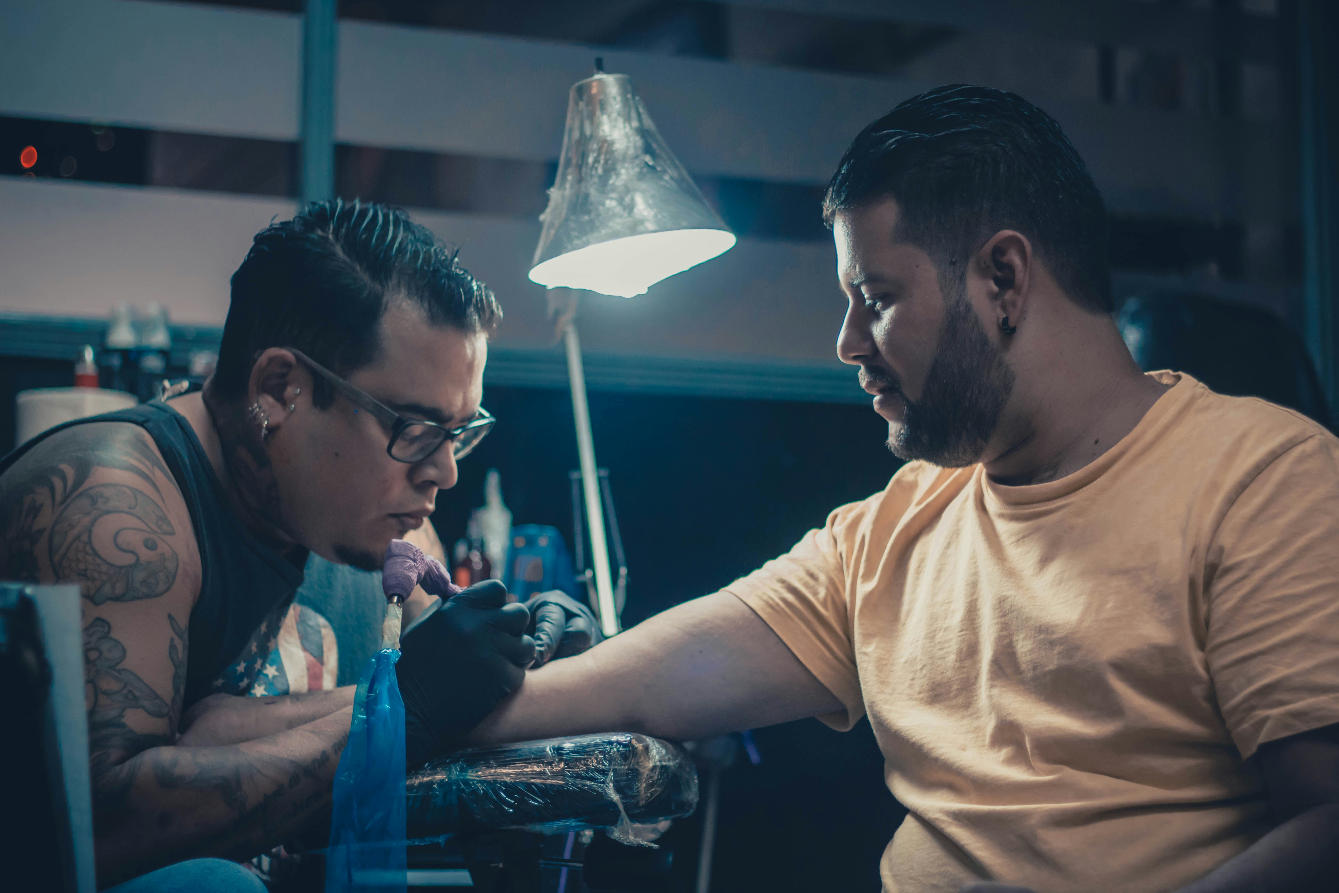 Tattoo-Künstler beim Zeichnen eines Entwurfs