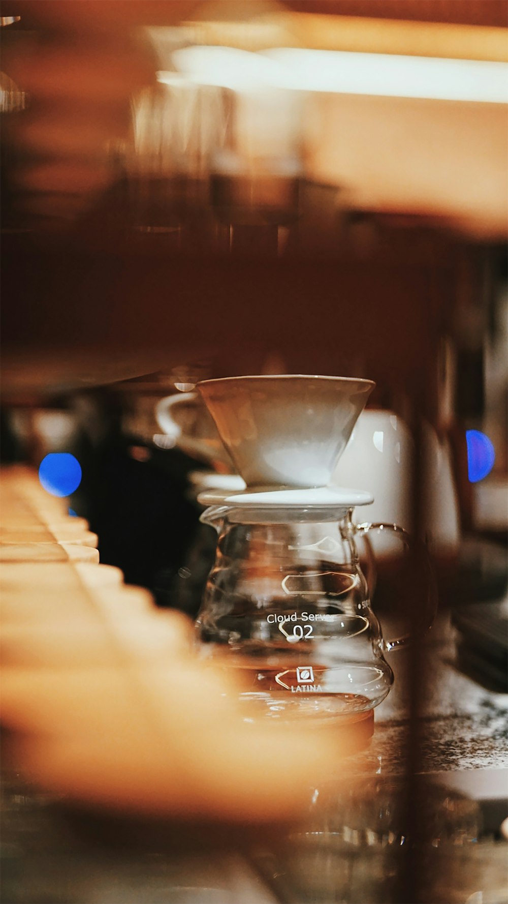 Kaffeekanne aus klarem Glas auf braunem Holztisch