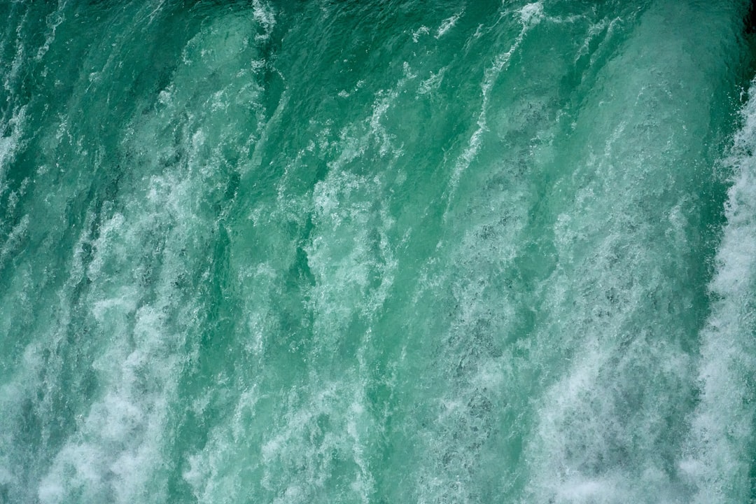 green water waves during daytime
