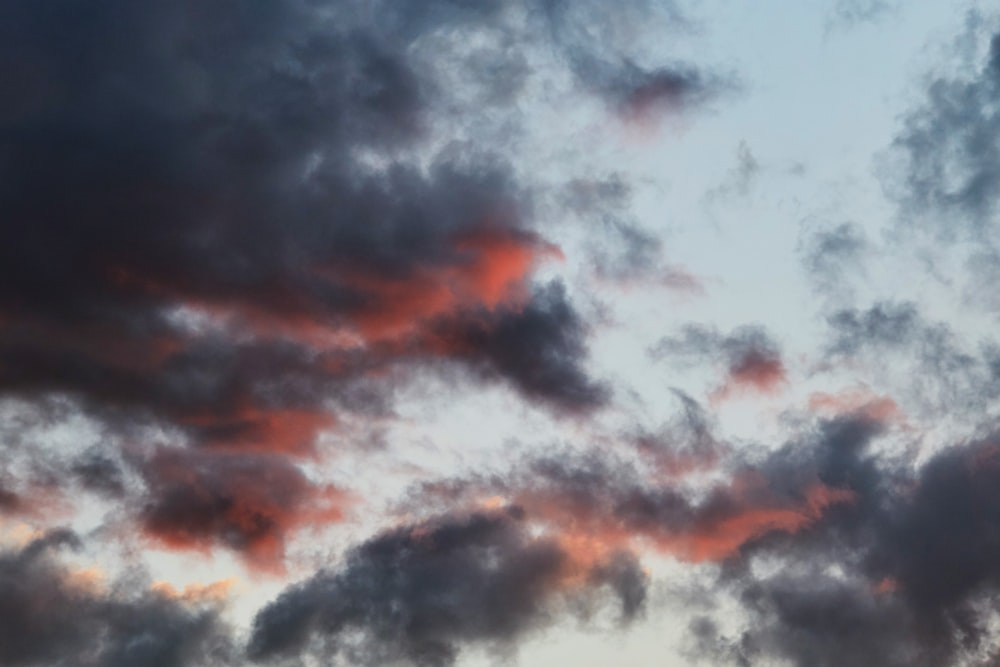 Nubes negras y rojas durante el día