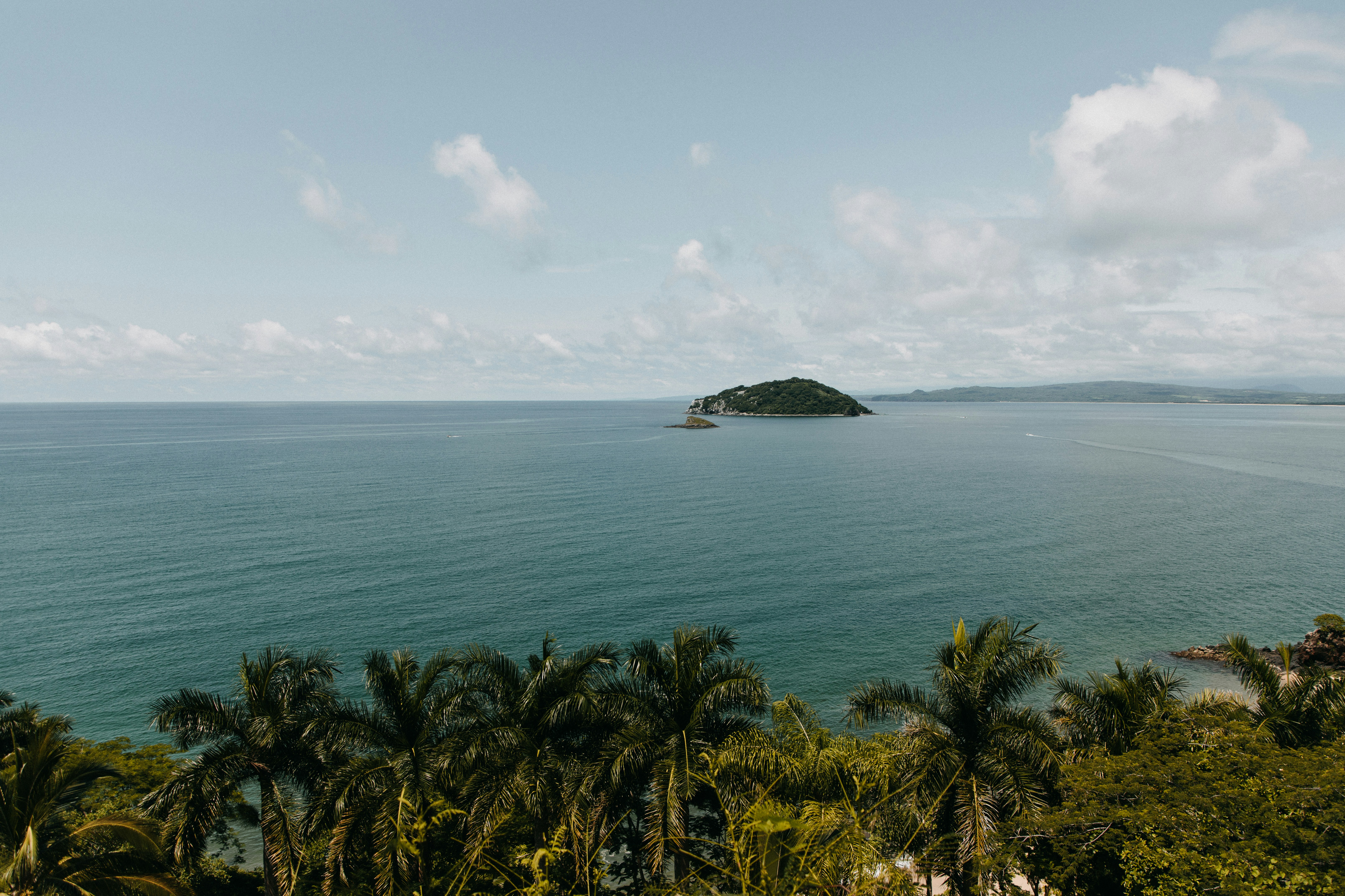 green trees near body of water during daytime, Isla