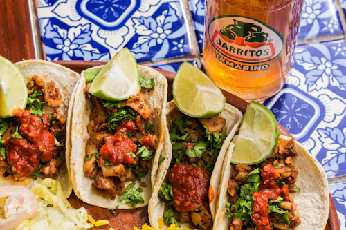Tortillas, molhos e recheios frescos