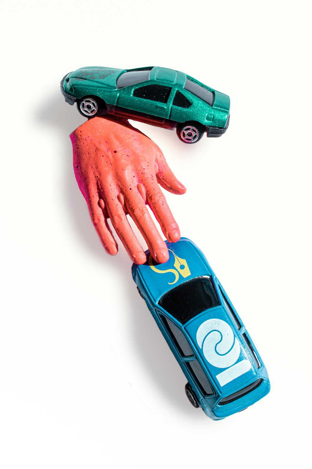파란색과 빨간색 자동차 장난감