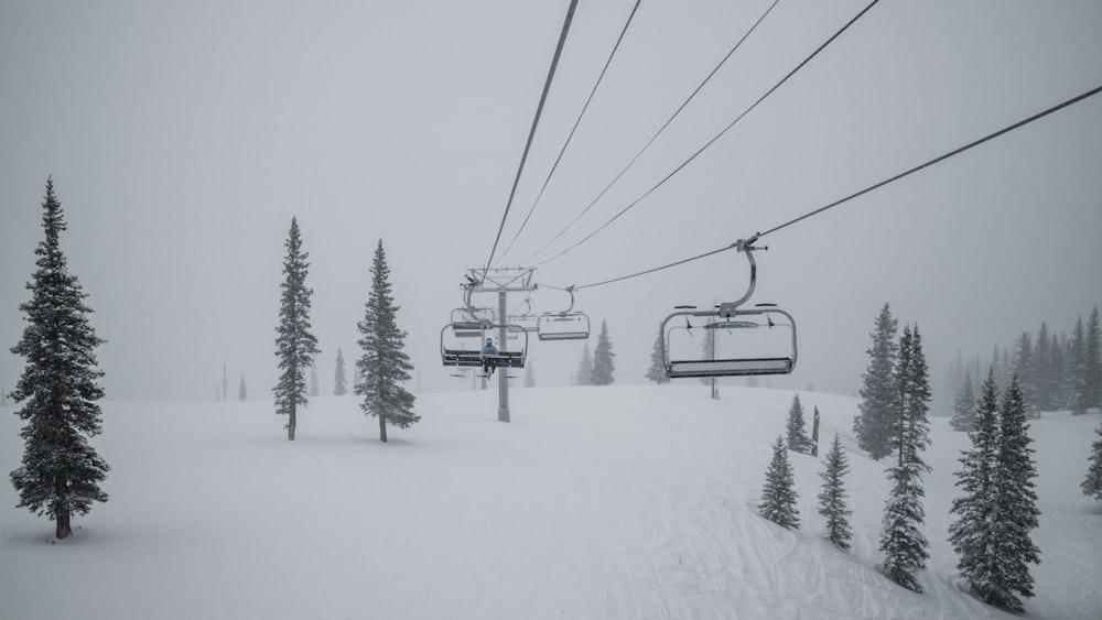 Schwarze Seilbahn über schneebedecktes Gelände