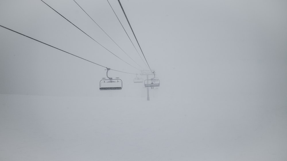 Teleférico blanco en tiempo de niebla
