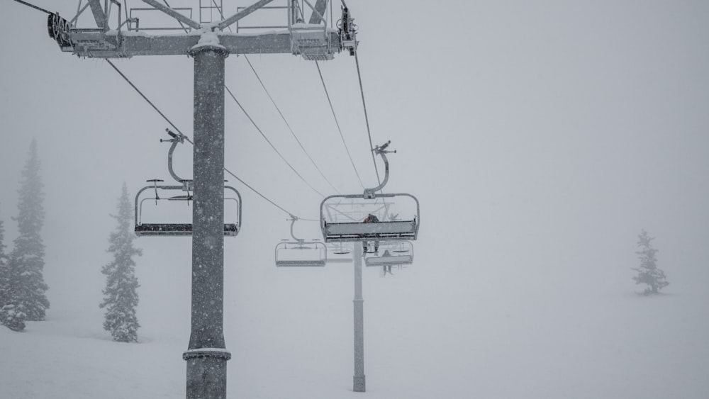 Teleférico blanco y negro bajo el cielo blanco