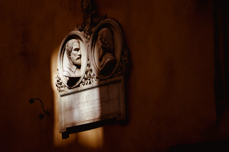 decorazione da parete con angelo in bianco e nero