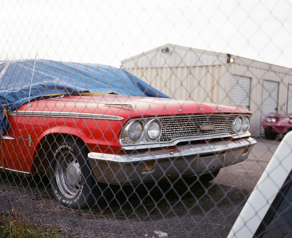 voiture chevrolet rouge et argent