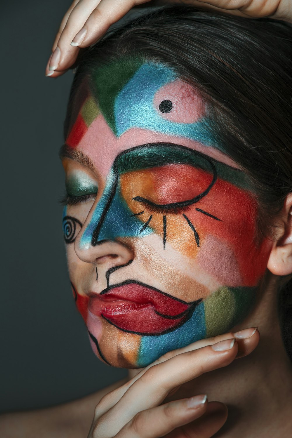 Peinture faciale verte, rouge et bleue