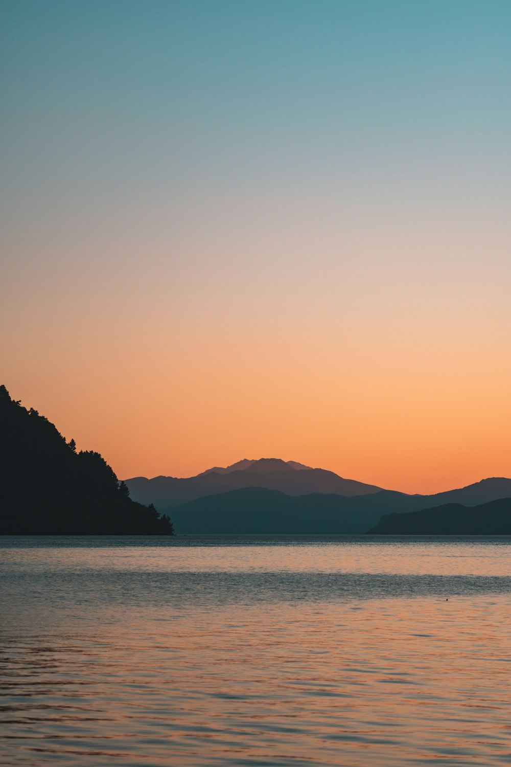 Silhouette des Berges bei Sonnenuntergang