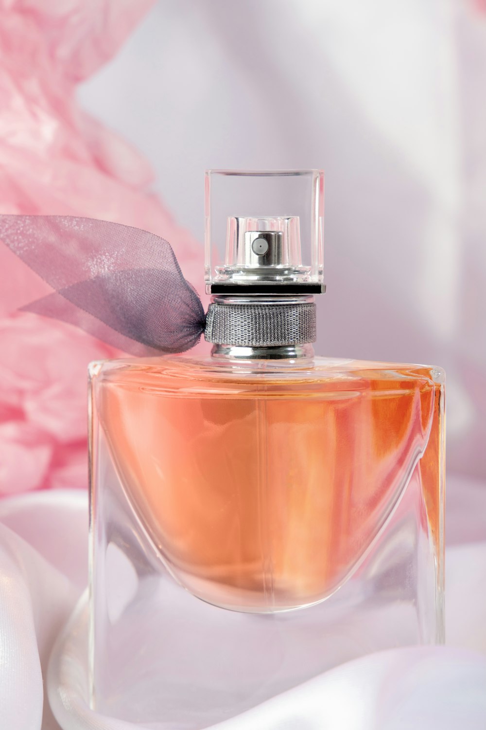 Frasco de perfume rosa y plateado