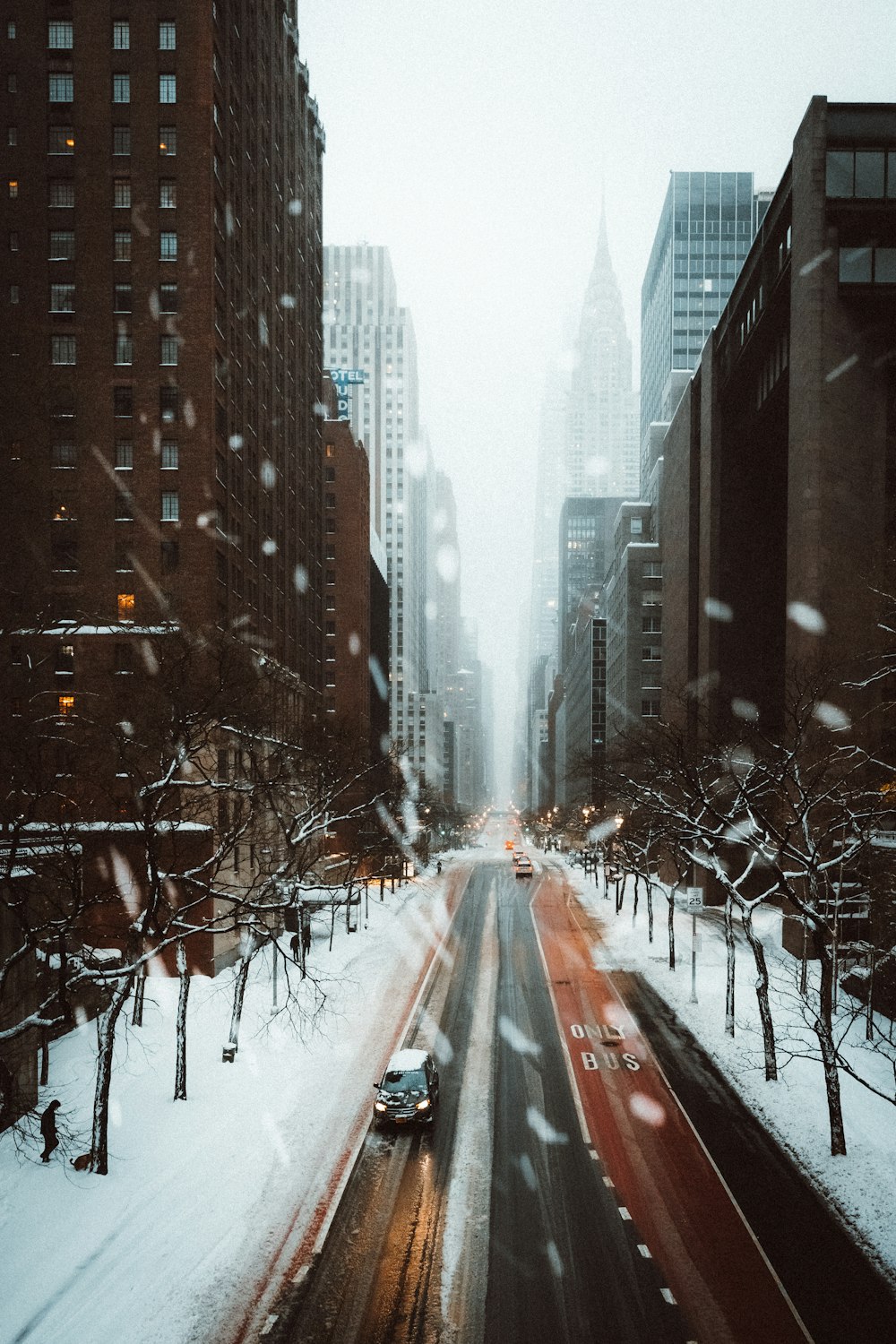 Straße zwischen Hochhäusern im Winter