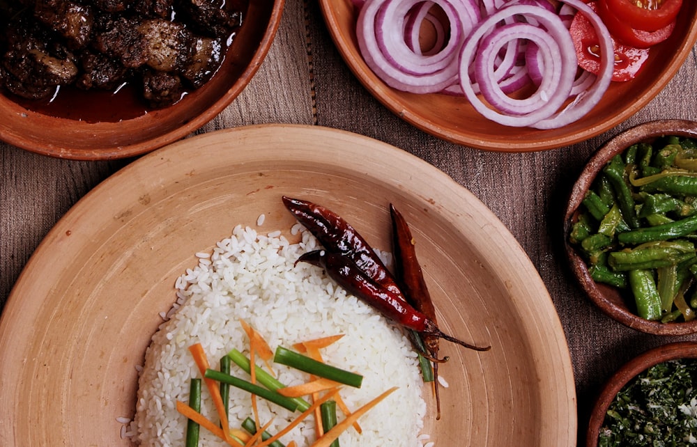 arroz cozido na tigela de madeira marrom