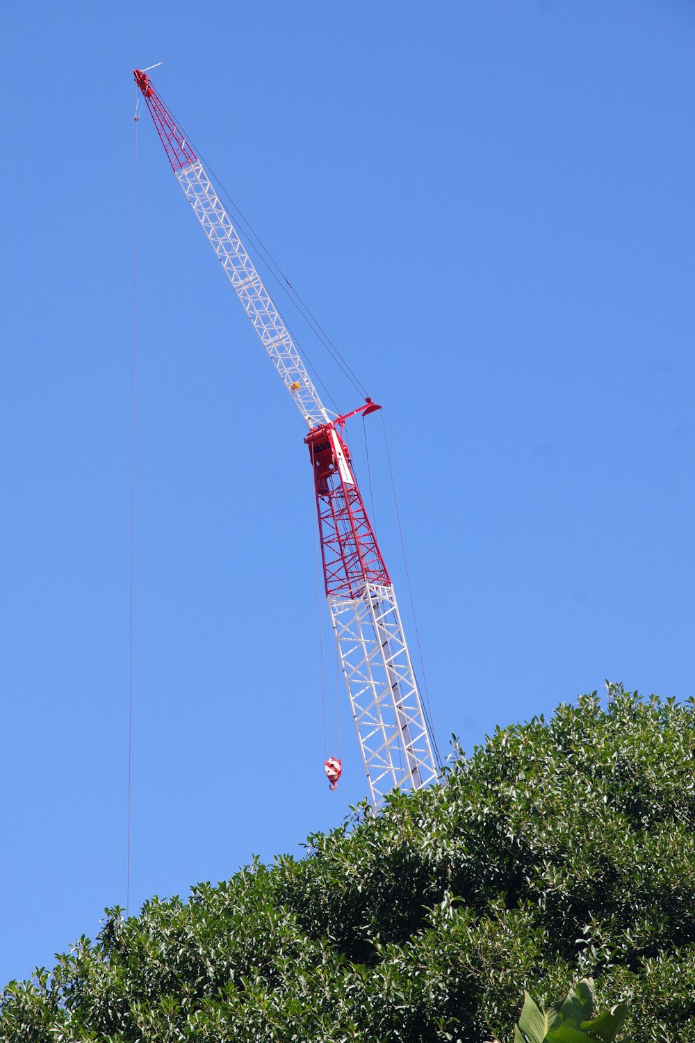 guindaste vermelho e cinza sob o céu azul durante o dia