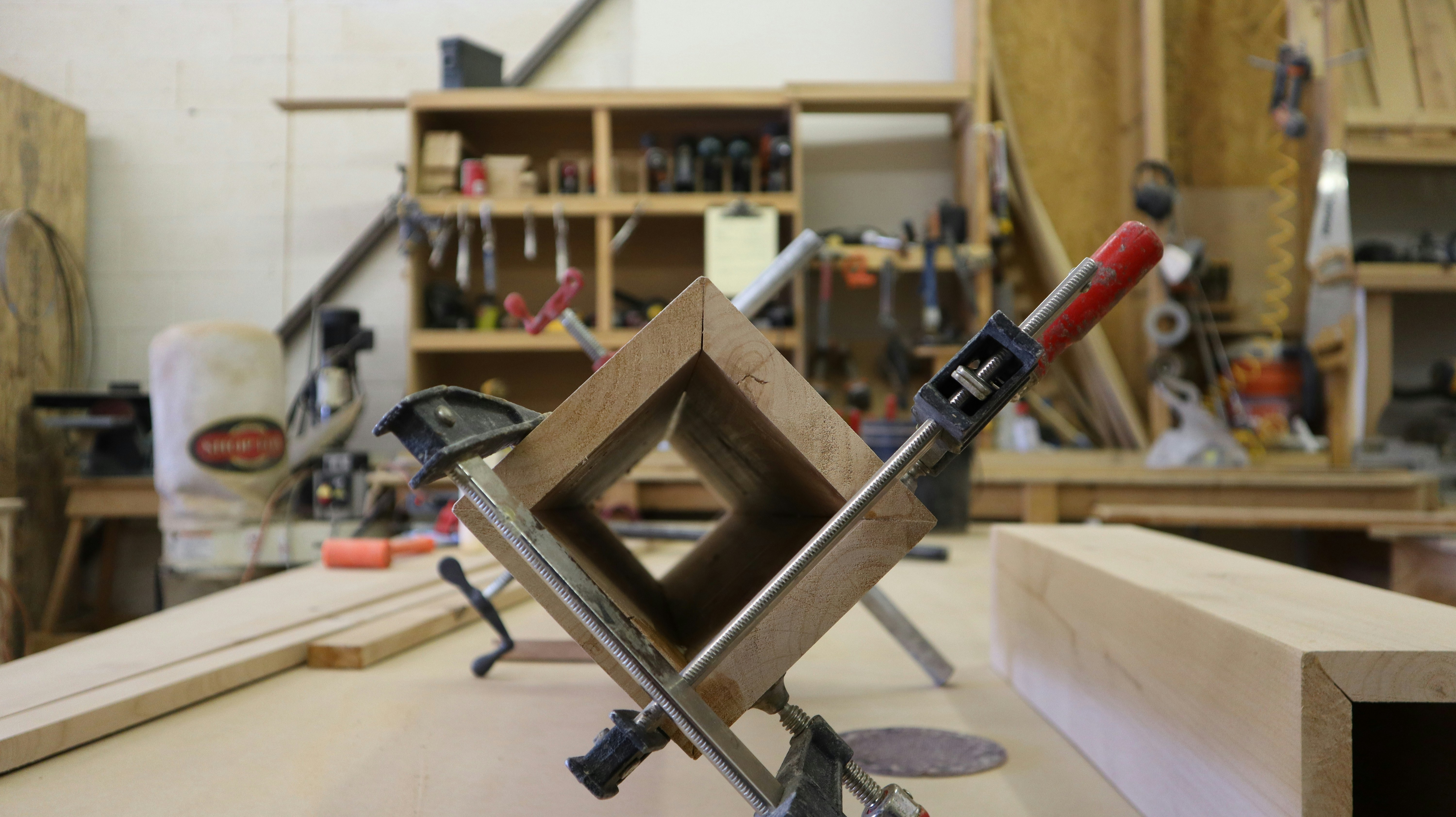 braunes Holzgestell auf weißem Tisch