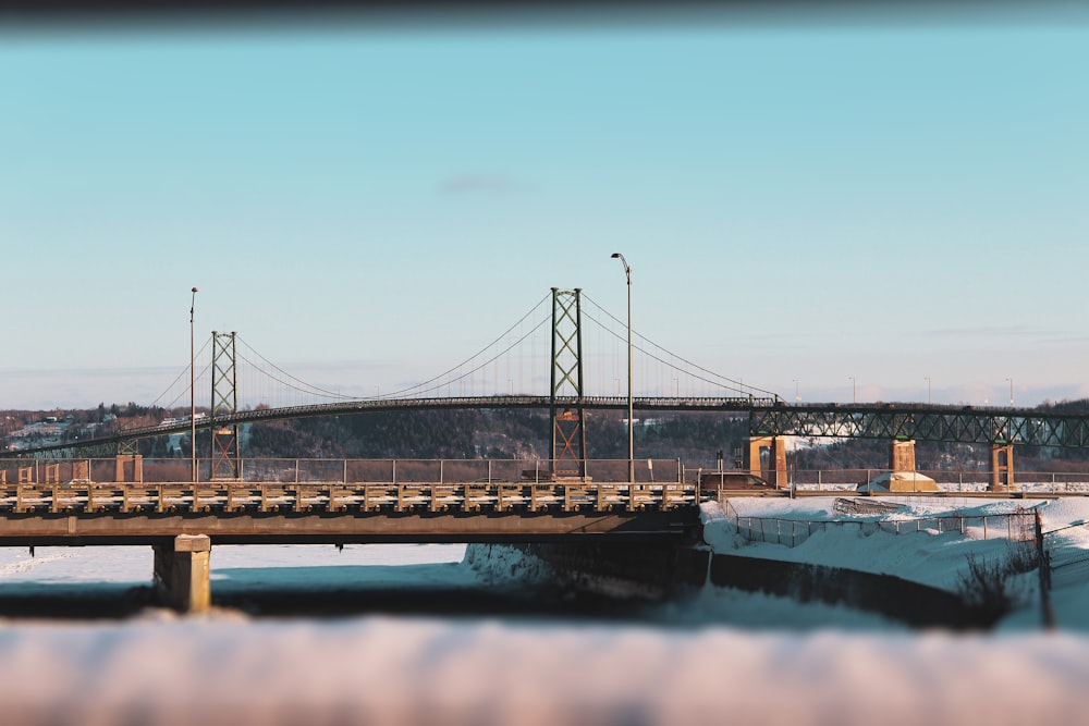 pont au-dessus de l’eau pendant la journée