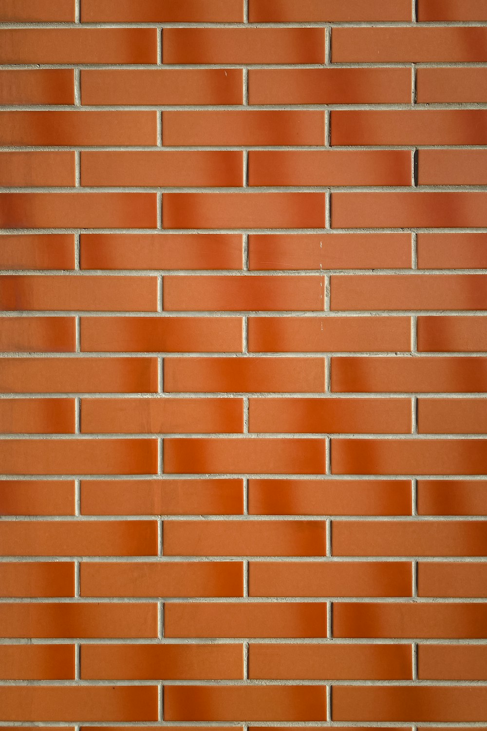 mur de briques brunes pendant la journée