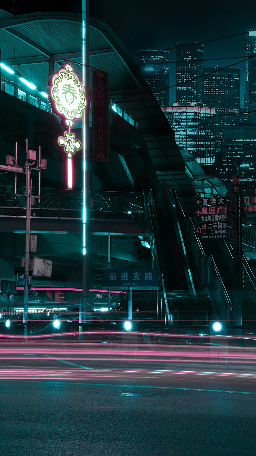 Zeitrafferaufnahme der Stadtstraße während der Nacht